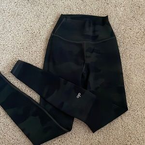 Alo Airlift Leggings in Camo print